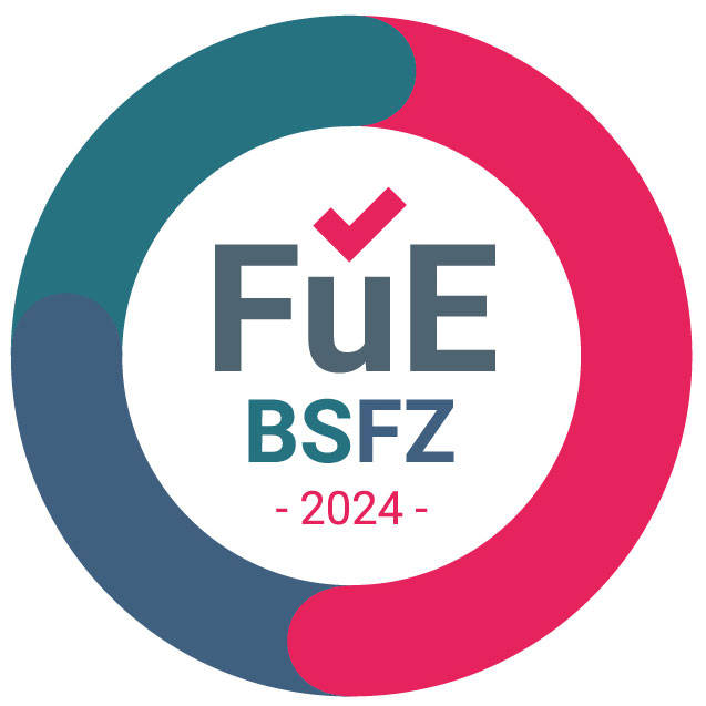 Logo mit kreisförmigem Design in Blau und Rot, Text: FuE BSFZ 2024 mit rotem Haken.