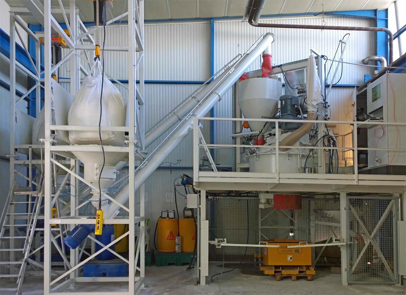 Installation de mélange Kniele avec station Big Bag à gauche, vis sans fin et mélangeur conique avec balance à droite
