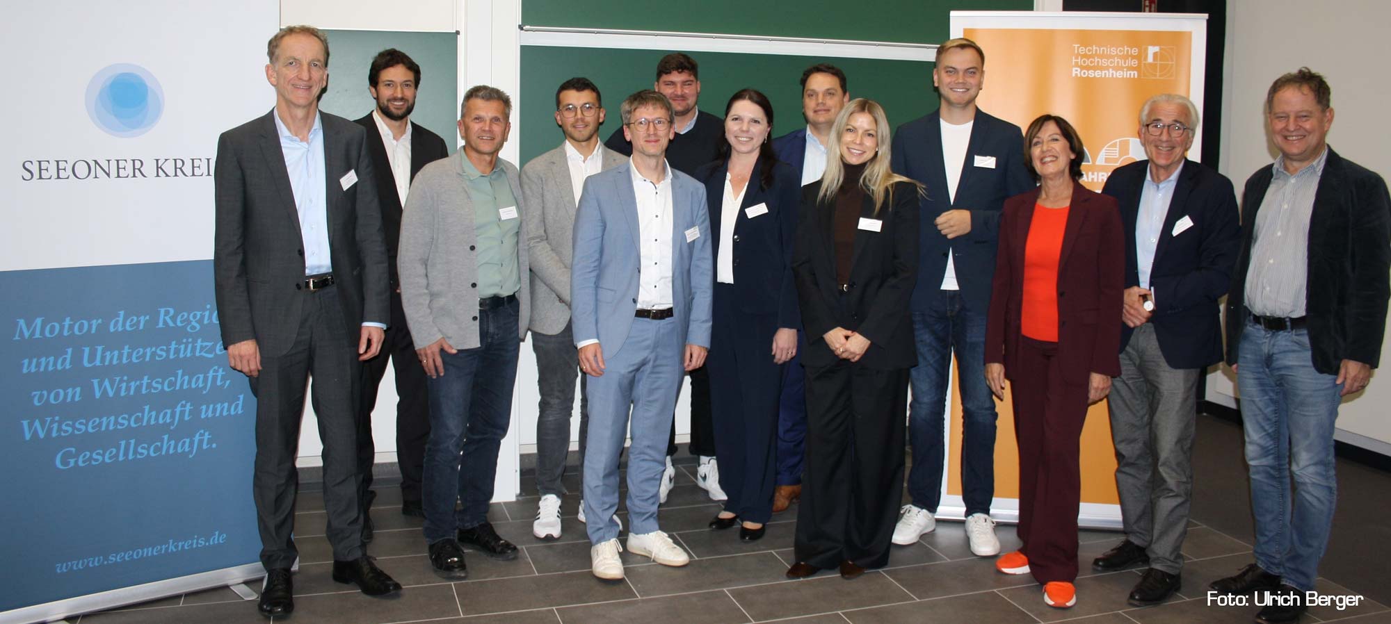 Gruppenfoto vor Bannern des Seeoner Kreises und der Technischen Hochschule Rosenheim bei einer Veranstaltung.
