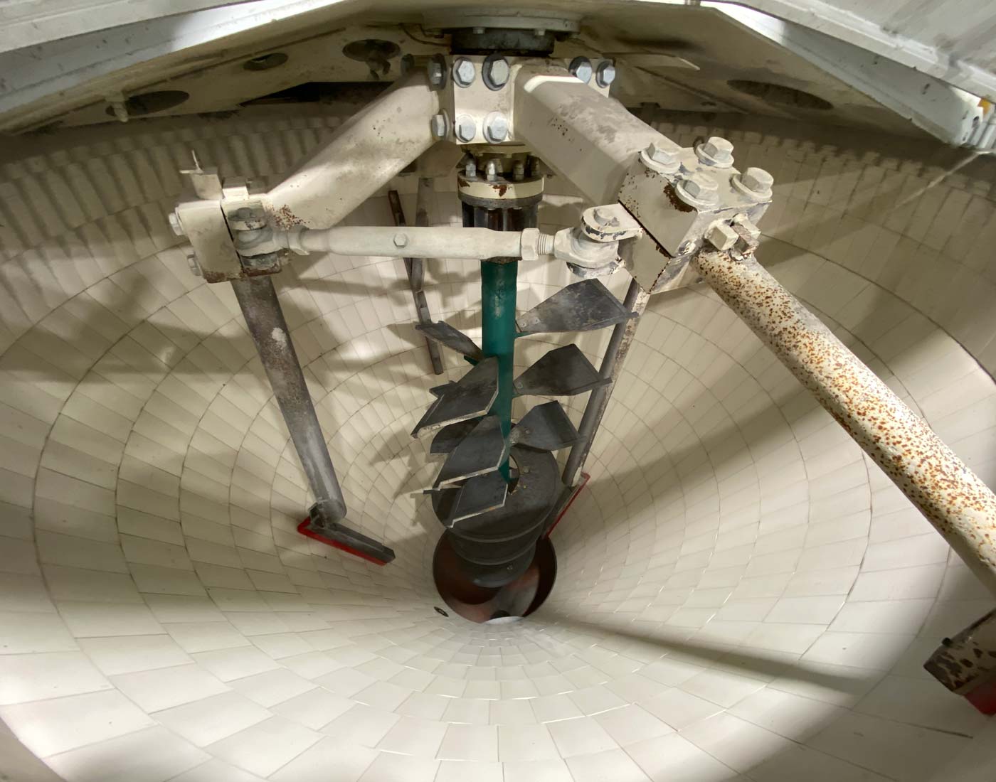 Mischwerkzeuge aus Edelstahl im inneren eines Mischers fuer Beton.