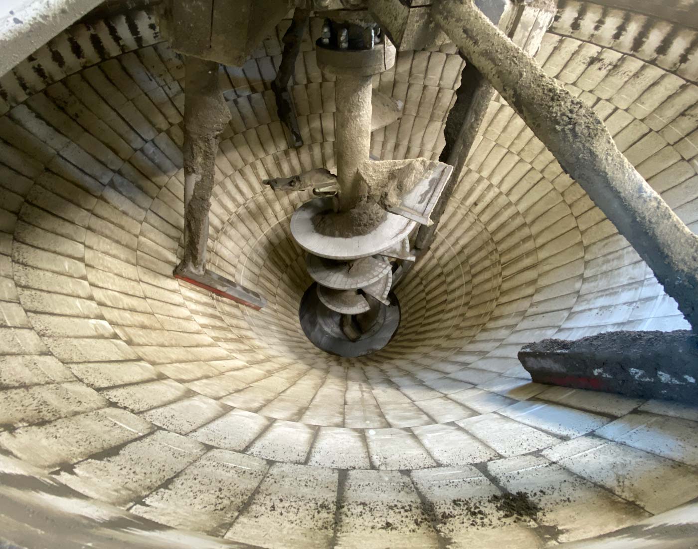 Mischwerkzeuge aus Edelstahl im inneren eines Mischers fuer Beton.